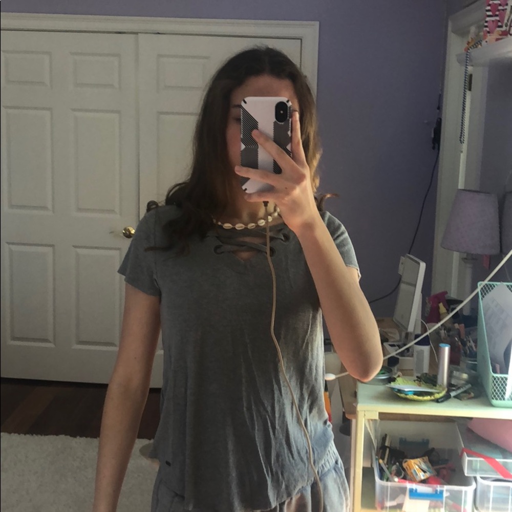 grey t- shirt